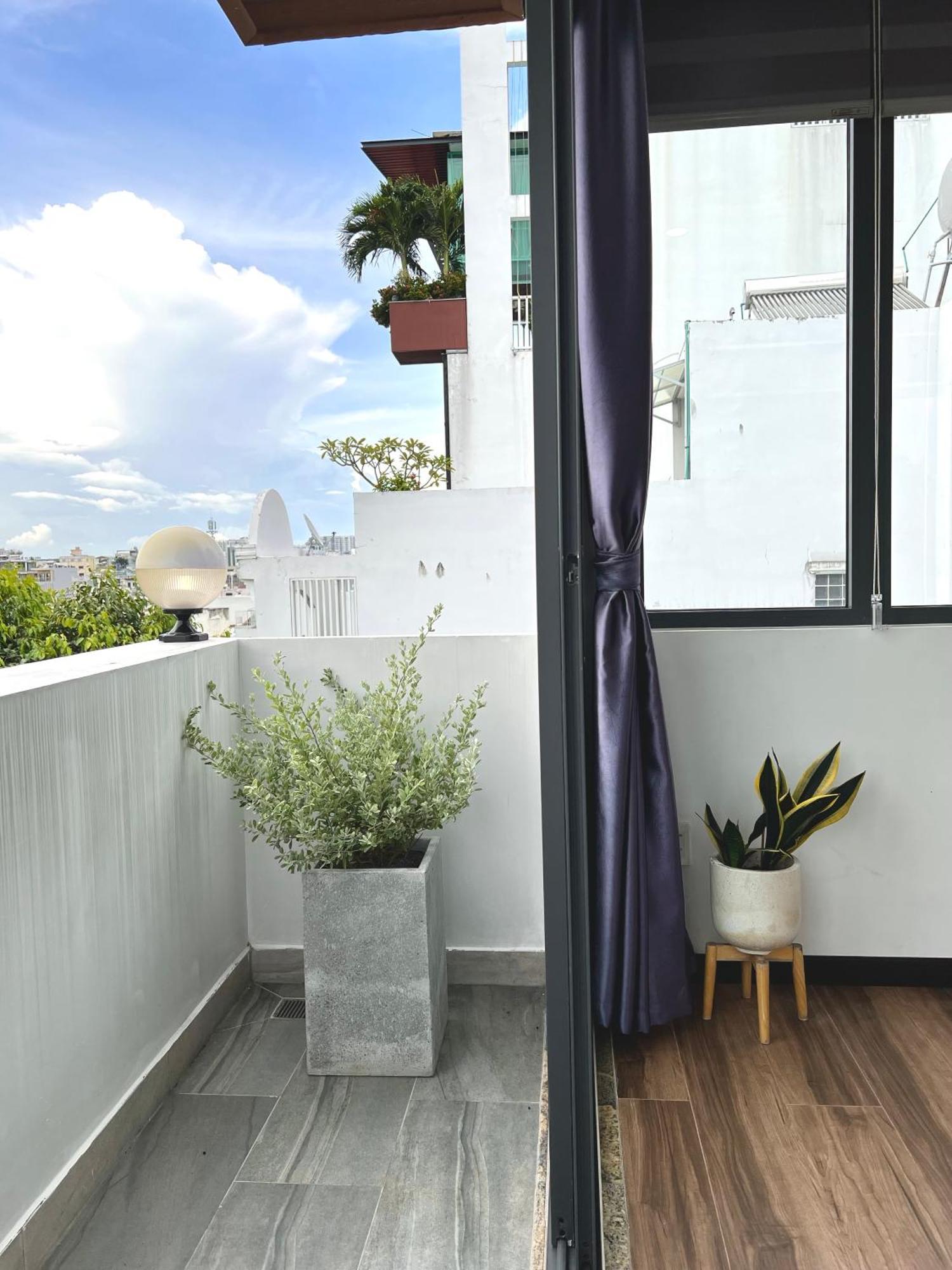 Riverside House Near Airport. Co Phong Khach Rieng Appartement